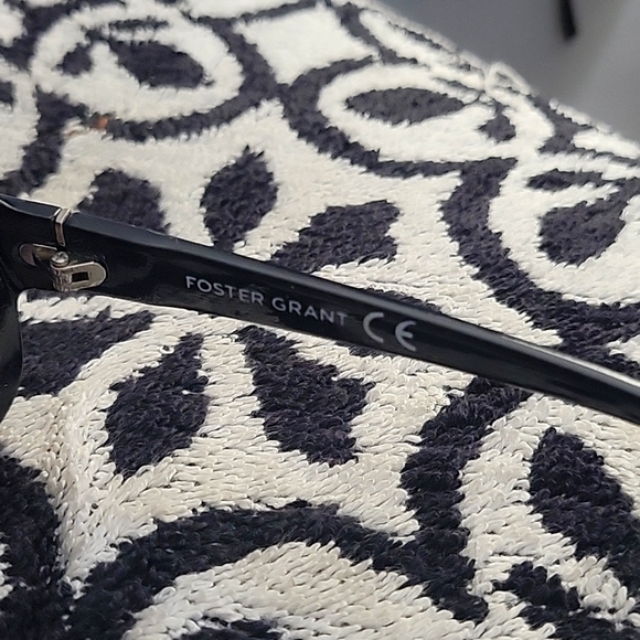 Foster grant Womens sunglasses diamonds in the front 😎 - Picture 2 of 6